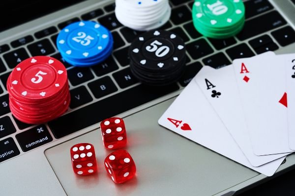 Ilustrasi keamanan data dan privasi selama login pada platform hiburan digital